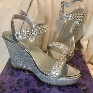 NEW Chelsea Moreland Wedges - Silver - 6